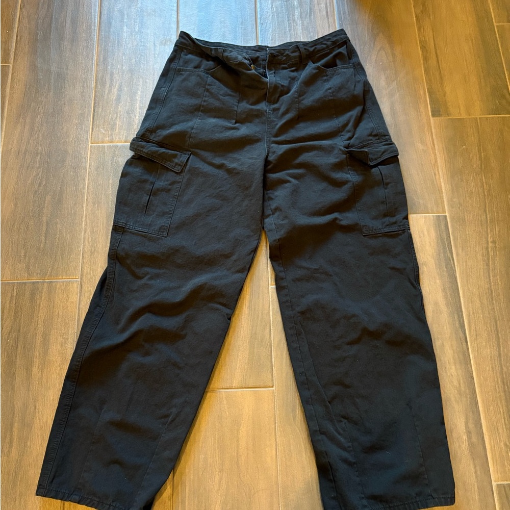 Men’s Black Cargo Pants – Clean Utility Style with Structured Stitching